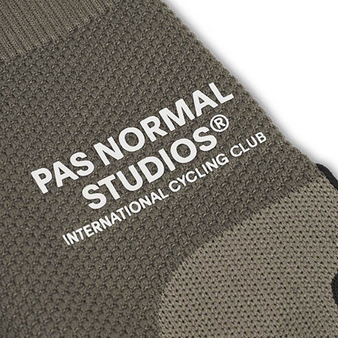 Guants Pas Normal Studios Escapism