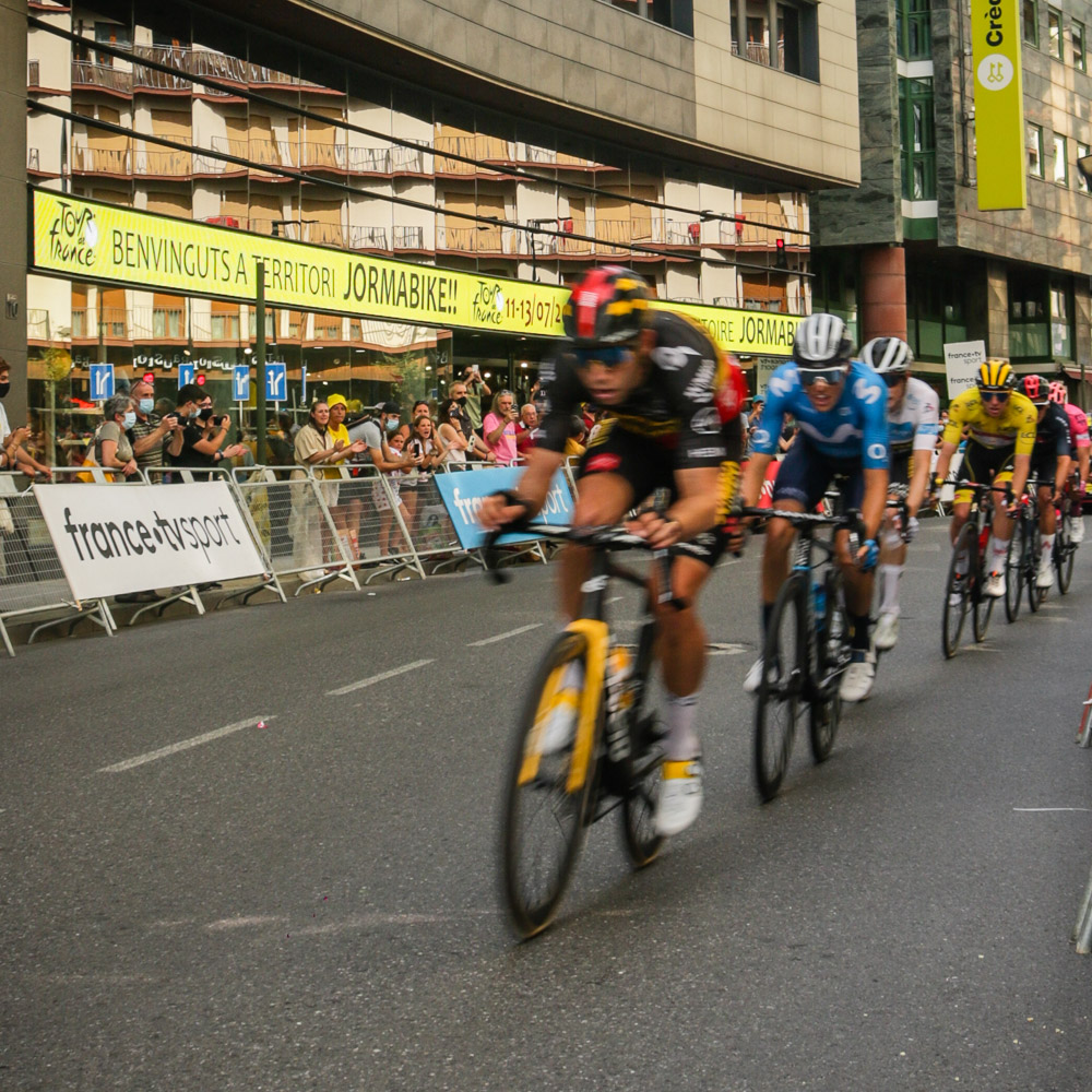 (El Tour de Francia a su paso por Andorra la Vella delante de Jormabike)